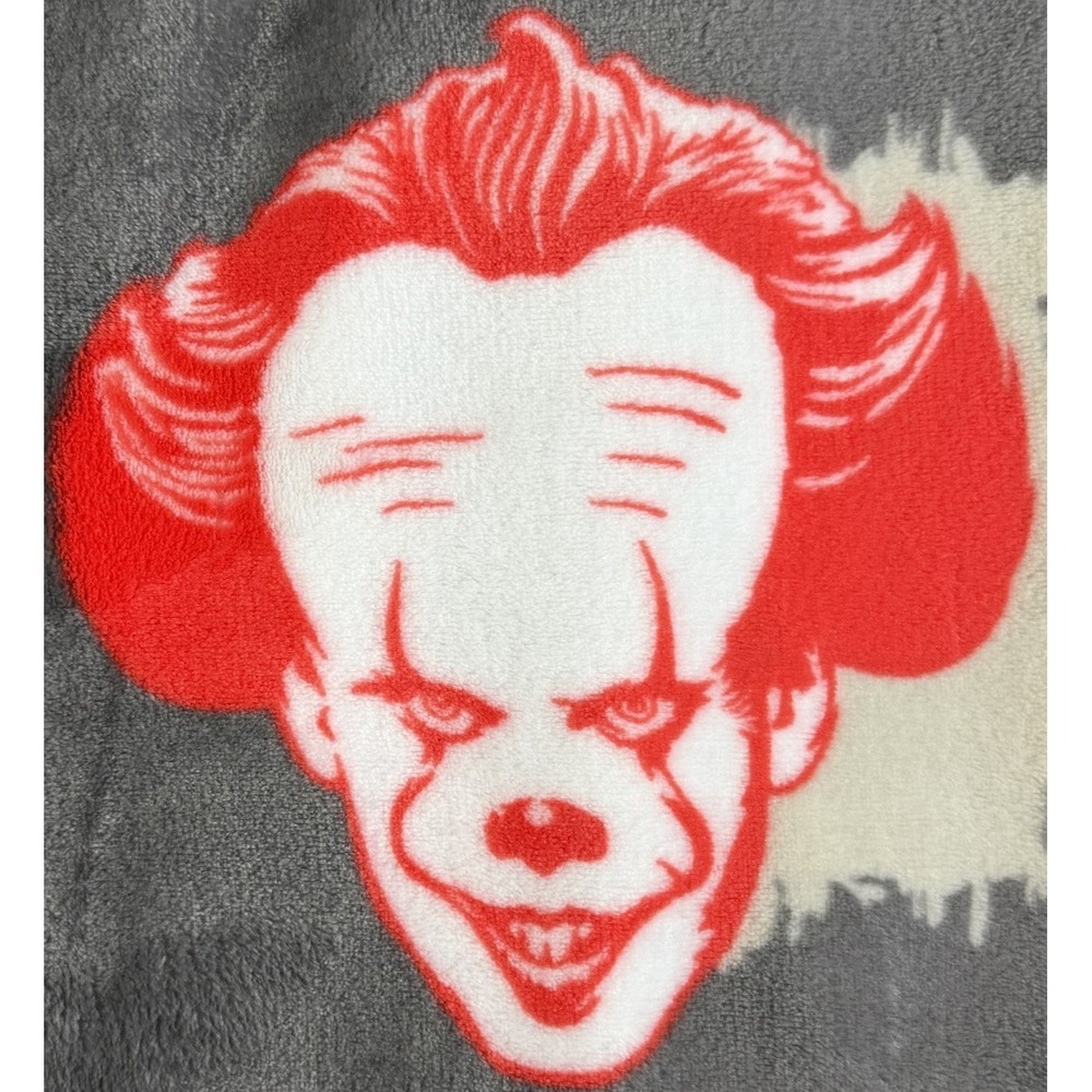 Pennywise It Halloween Horror Plush Throw Blanket 50x70 Red Grey Balloon NWT